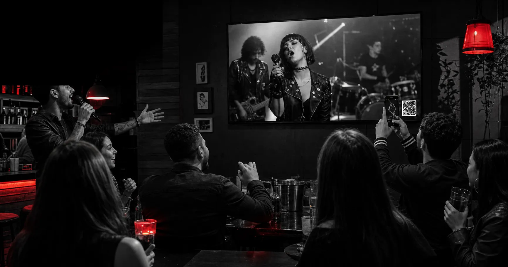 Clientes usando la rockola digital con QR de Repítela en un bar de Bogotá