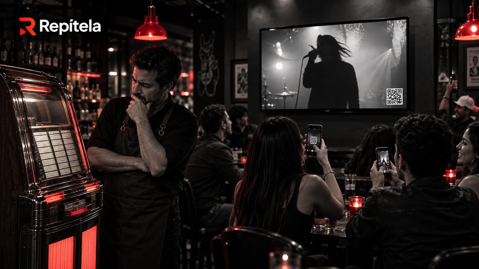 Dueño de un bar colombiano comparando una rockola física con Repítela funcionando en un televisor